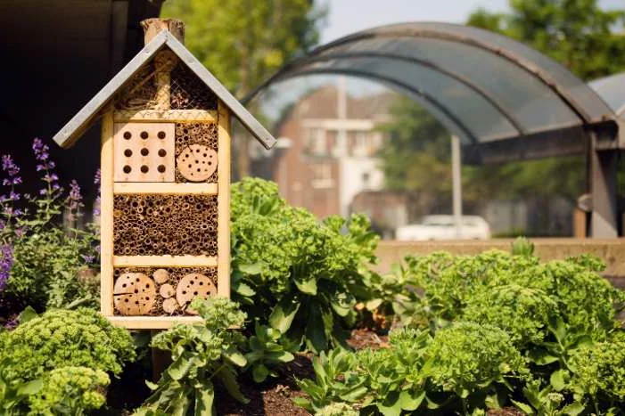 Insektenhotel im Garten